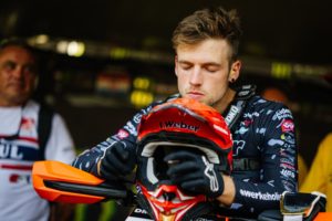 Mann in der Konzentration